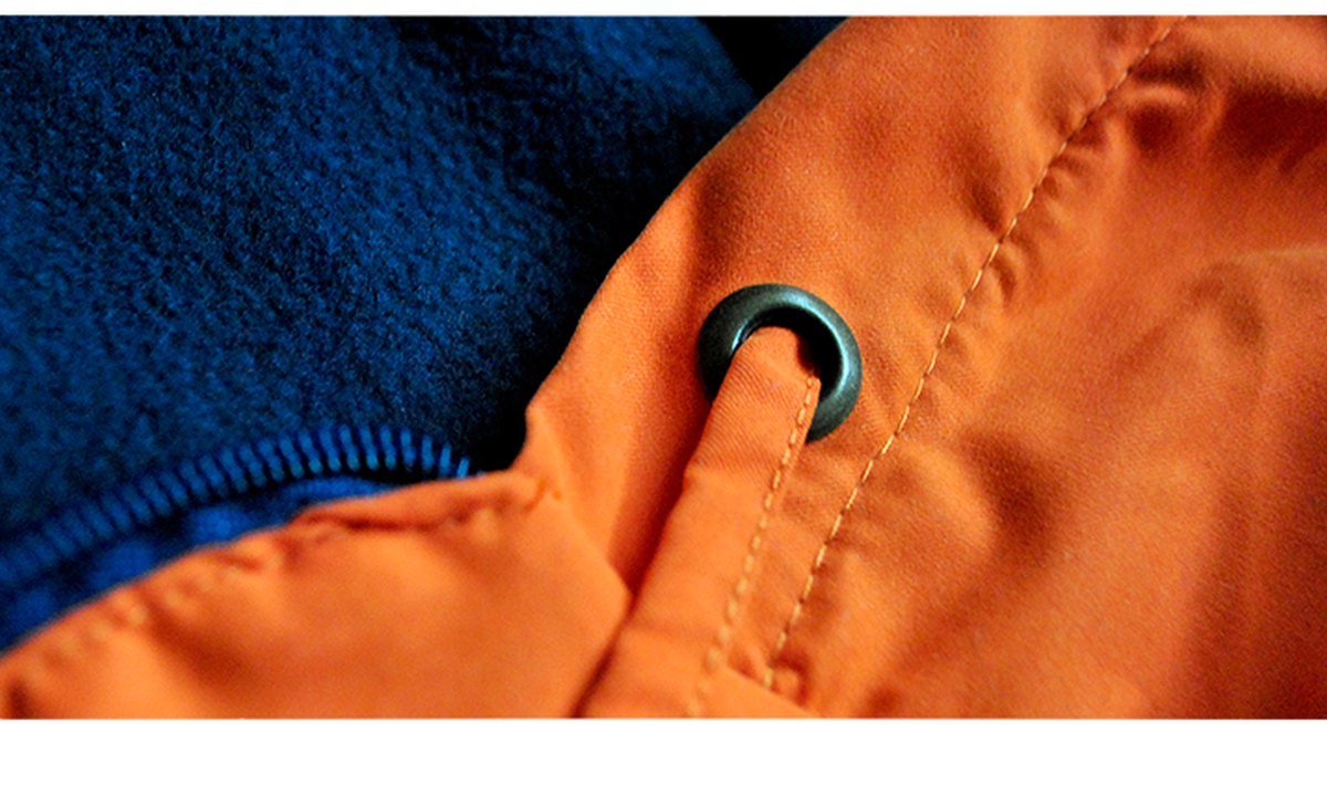 Detalle de campera de trabajo en tela azul y naranja