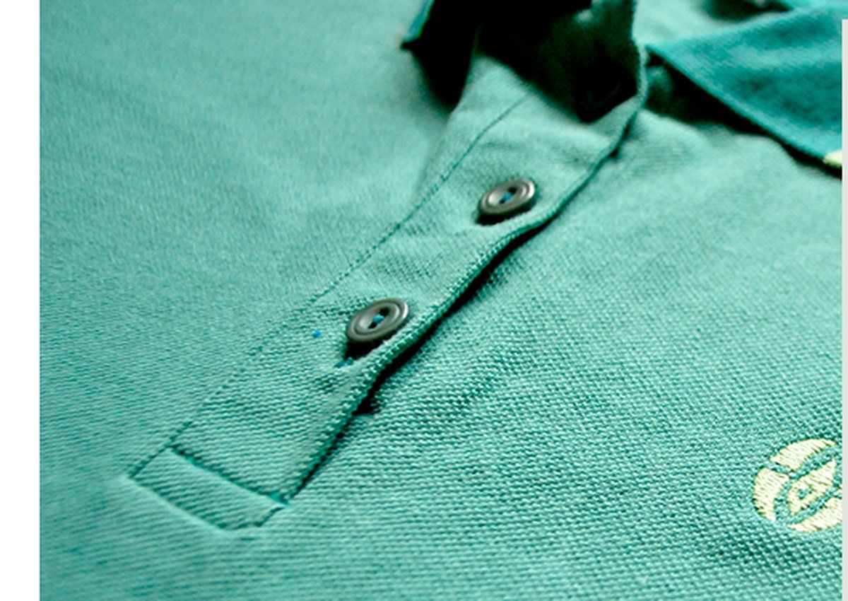 Detalle de chomba verde con botones