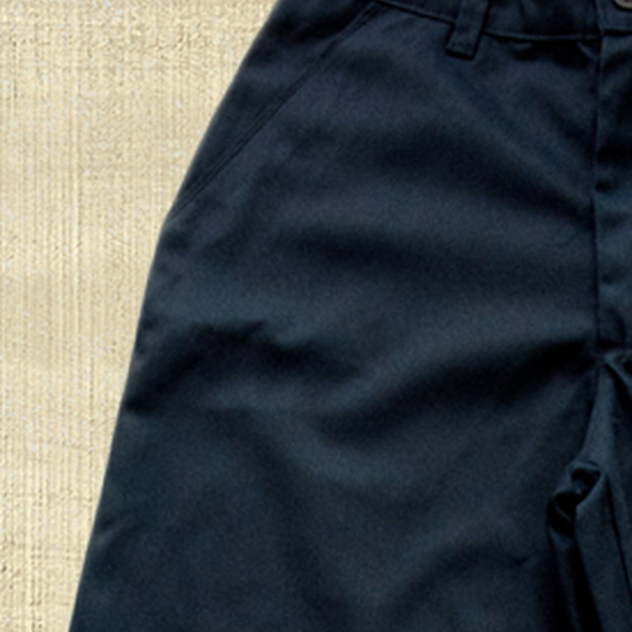 Detalle de pantalón de trabajo azul